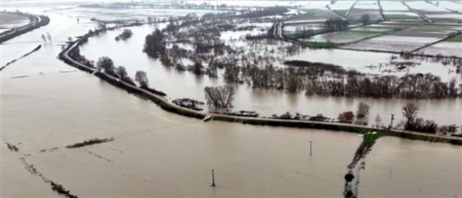 Πλημμύρες στον Έβρο: Θραύση στο ανάχωμα της Κορνοφωλιάς βυθίζει στο νερό τον δήμο Σουφλίου