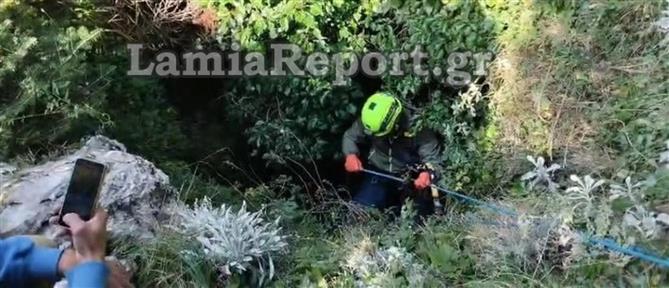 Στυλίδα: Έπεσαν στο γκρεμό προσπαθώντας να αλλάξουν λάστιχο σε μηχάνημα